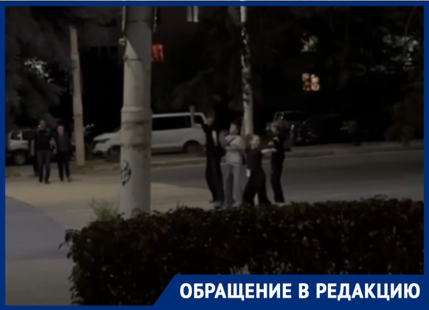Танцевальный ночной флешмоб прямо на пешеходном переходе устроили подростки Волгодонска