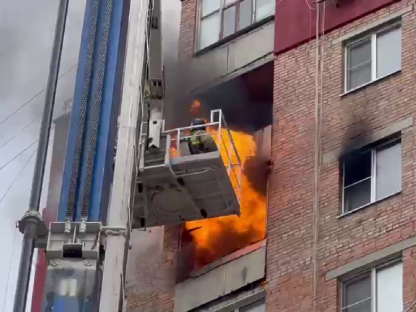 Крупный пожар произошел в 14-этажном доме на Степной