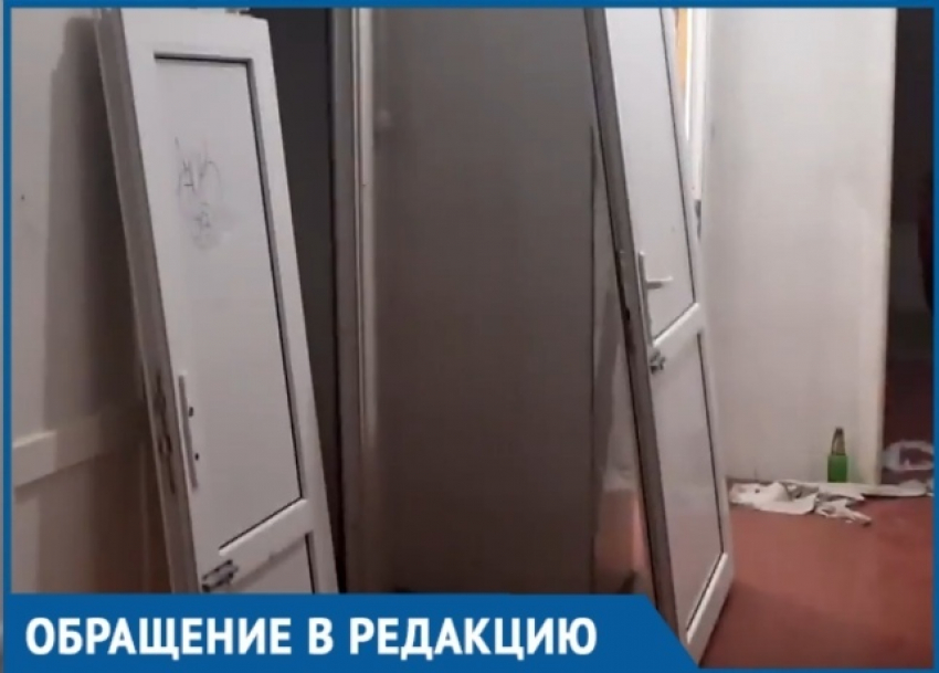 Молодежь выбила двери в туалете гипермаркета «Магнит» в Волгодонске и превратила его в помойку