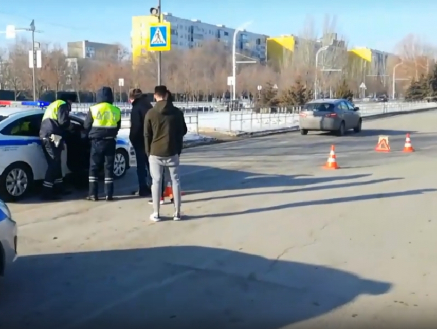 «Лада Веста» сбила двух пешеходов на «зебре» на проспекте Курчатова