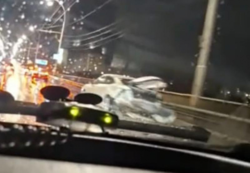 Оторвало колесо и разнесло задок: массовое ДТП произошло на путепроводе ночью 