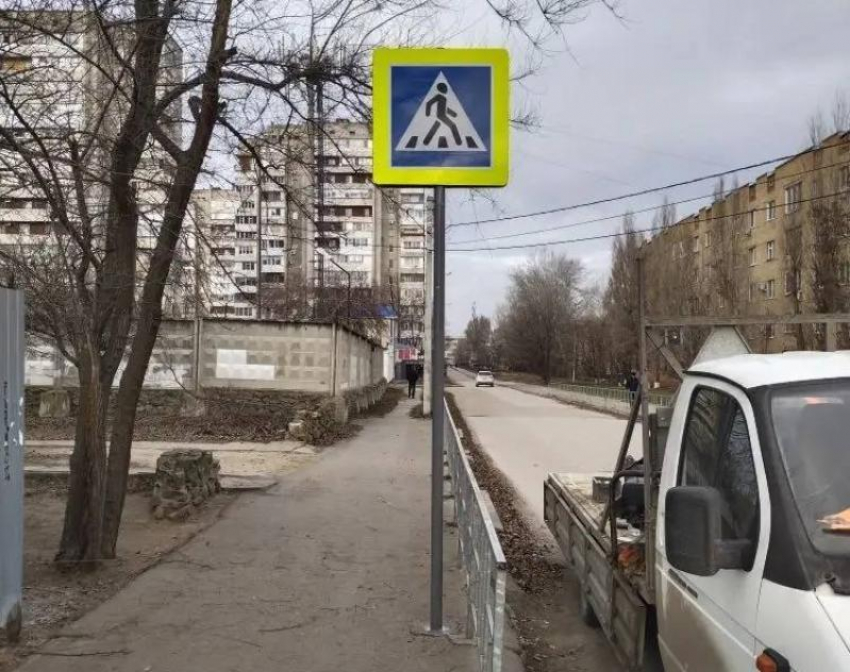 Коммунальщики Волгодонска восстанавливают элементы поврежденной дорожной инфраструктуры