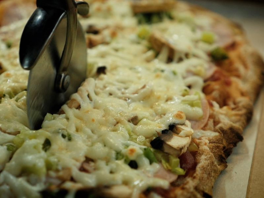 Частичка Рима: уникальную прямоугольную пиццу начали готовить в Волгодонске