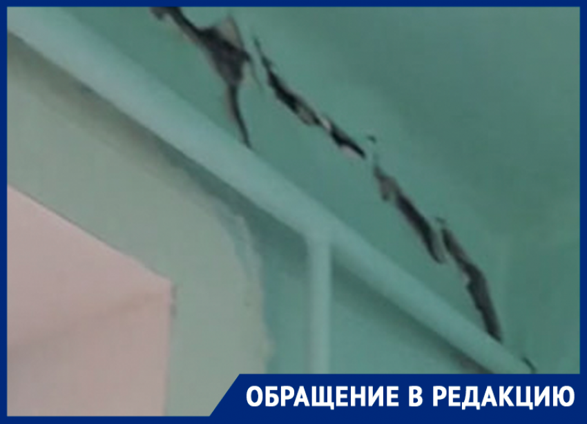 Глубокие трещины и здоровенные дыры в стенах Фельдшерско-акушерного пункта в хуторе Потапов повергли в ужас местных жителей 