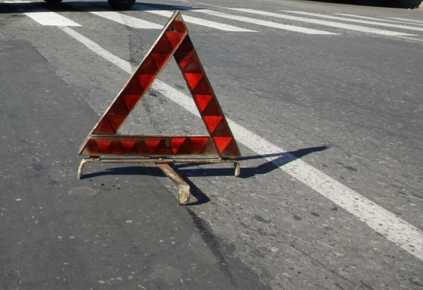 Водитель «БМВ» сбил двух мужчин на пешеходном переходе в центре Волгодонска