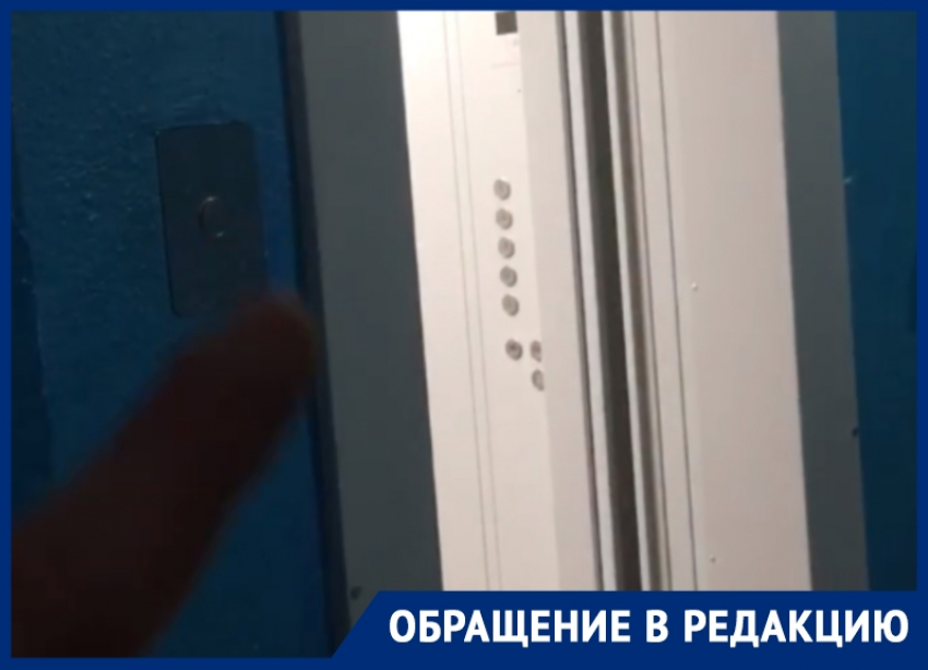 Добро пожаловать в 19 век: руками открывать дверь лифта приходится жителям дома в Волгодонске