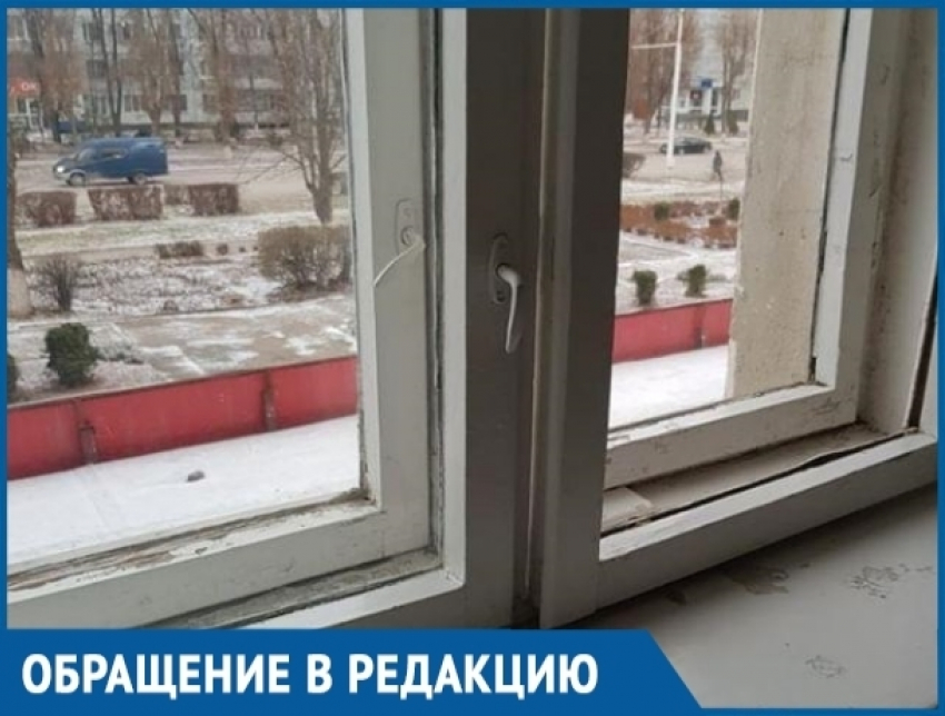 Волгодончанка пожаловалась на отсутствие стекол в окнах поликлиники №3