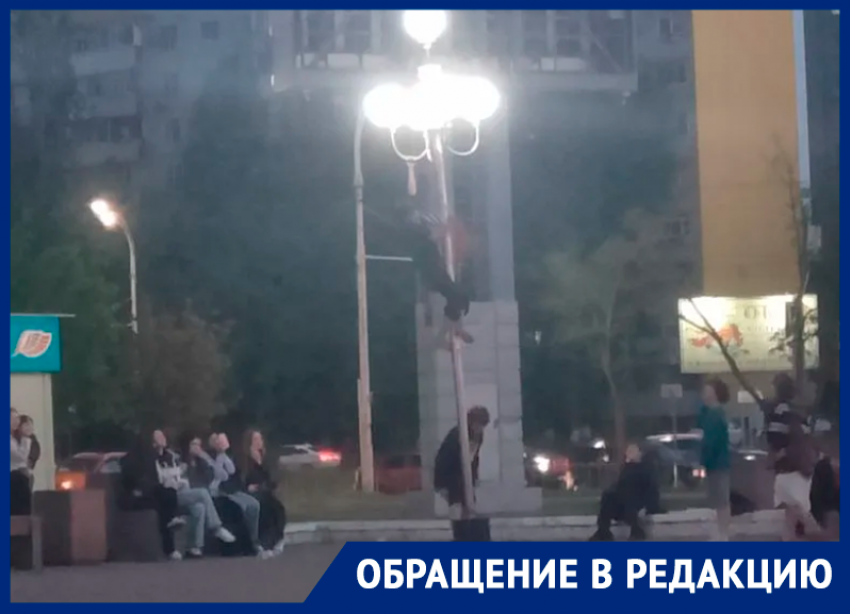 Кощунство не состоялось: патриоты заставили школьника вернуть на место часть флага России