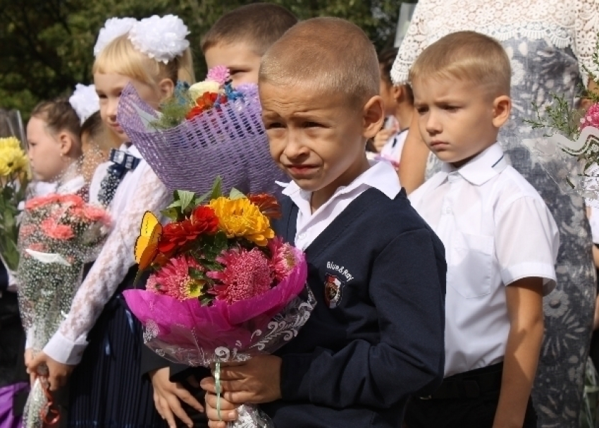 Для 15000 школьников Волгодонска сегодня прозвенел школьный звонок