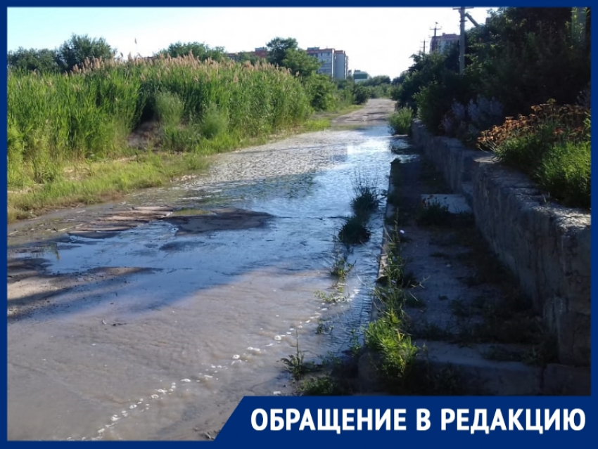 «Это уже не смешно»: в Волгодонске третьи сутки затапливает Октябрьское шоссе