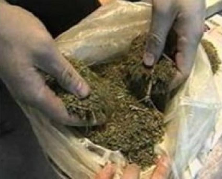 Волгодонские полицейские вневедомственной охраны задержали молодого человека с целым пакетом марихуаны