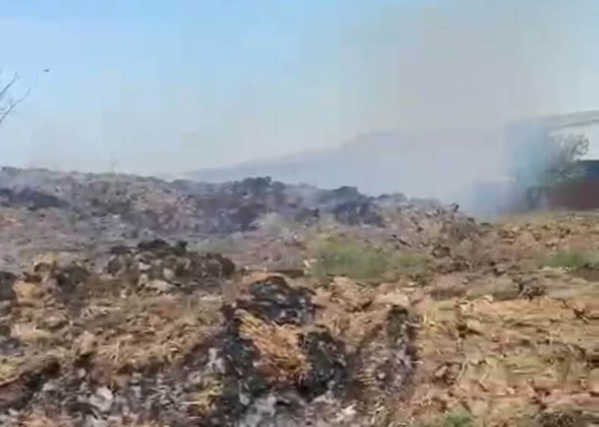 «Я уже устал этим дышать, оно мне не надо»: жители Саловского снова задыхаются от дыма огромной навозной кучи