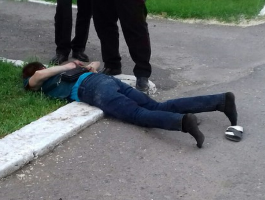 Нападавшего с ножом на горожан мужчину в носках и шлепанцах задержали у администрации Волгодонска 