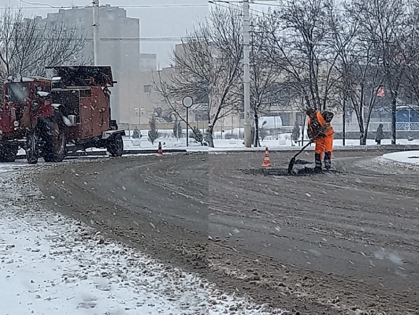 «Ничему не научились»: в обильный снегопад в Волгодонске приступили к ямочному ремонту дорог 