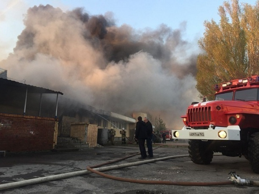 Крупный пожар в Волгодонске охватил несколько магазинов на В-16