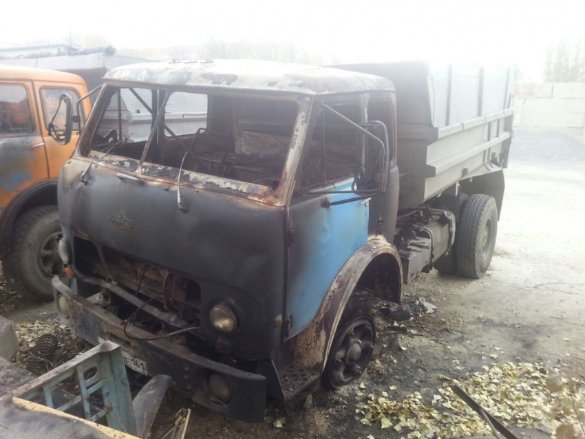 В Волгодонске сожгли грузовик МАЗ, принадлежащий фирме «Доставщик»