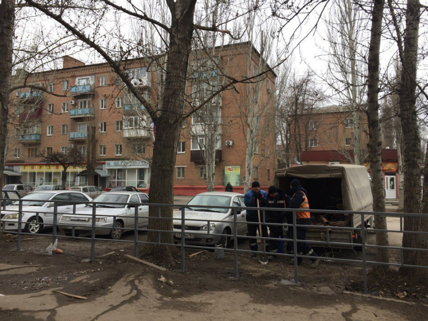 Пешеходные ограждения появились возле стихийного рынка на Морской в Волгодонске