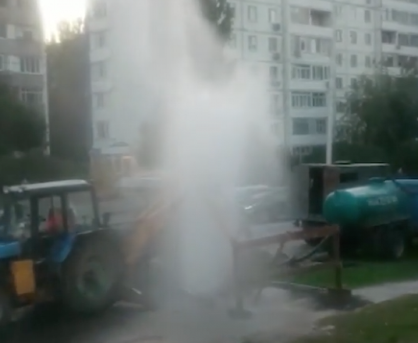 Высоченный коммунальный фонтан забил в Волгодонске