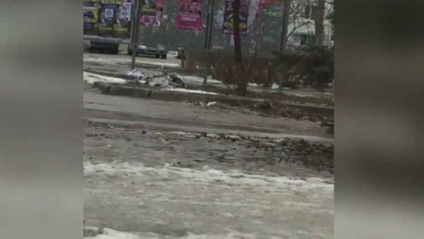 Возмущенный волгодонец снял на видео грязную улицу Ленина и опасный «каток» на площади Победы