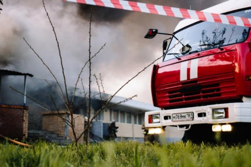 Ночной пожар в Цимлянском районе старались ликвидировать восемь человек