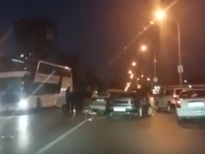Массовую аварию на съезде с улицы Степной на улицу Горького сняли на видео волгодонцы