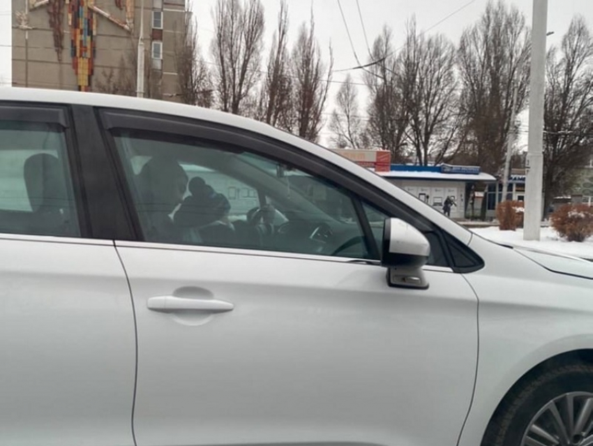 Водитель с ребёнком на руках в центре Волгодонска шокировал автомобилистов