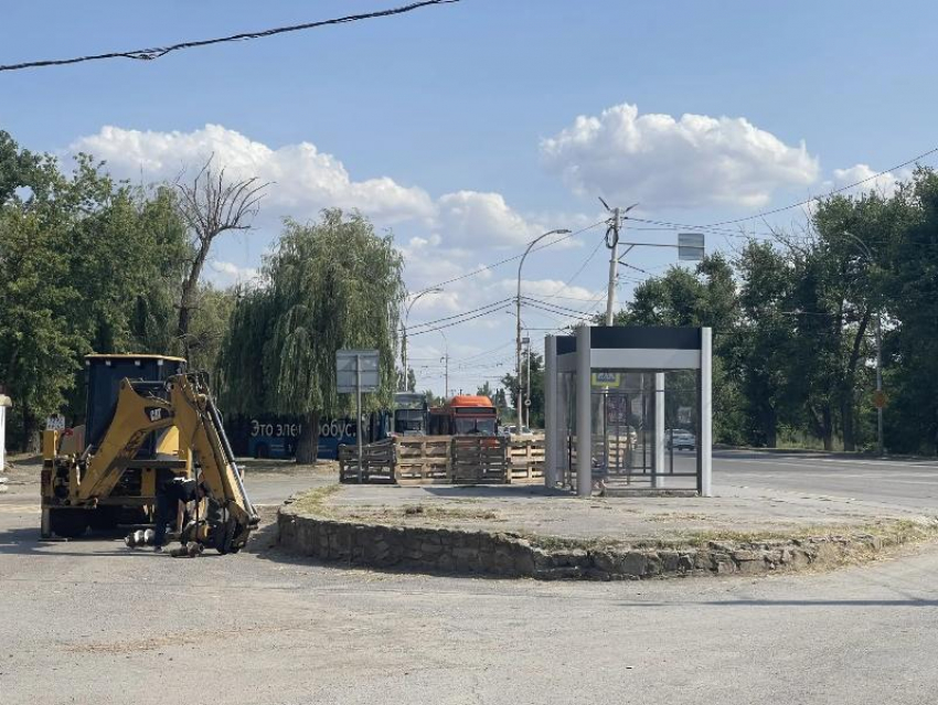 На «пятом» начали устанавливать самую большую остановку в Волгодонске