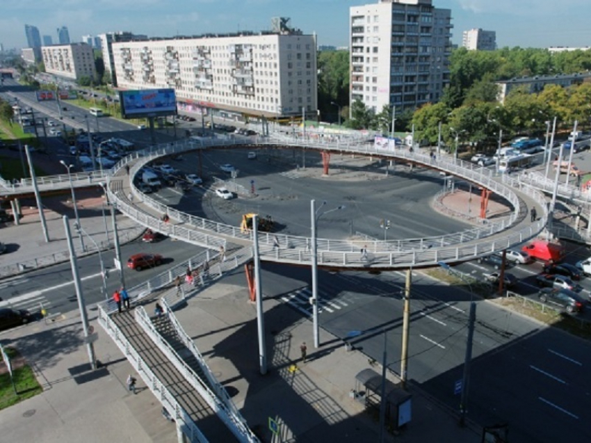 В Волгодонске могут срыть клумбу и построить пешеходный мост у Торгового центра