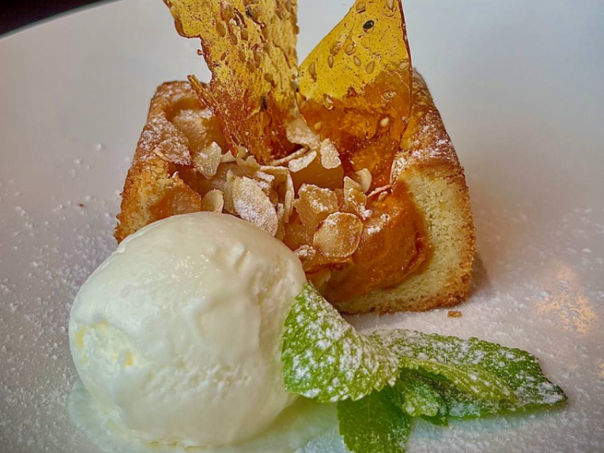 Осенний десерт «Тыквенный пай с грушей»: Блюдо месяца в пабе «Желтый слон»