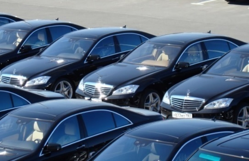 В администрации Волгодонска сокращают расходы на персонал и продают служебные автомобили