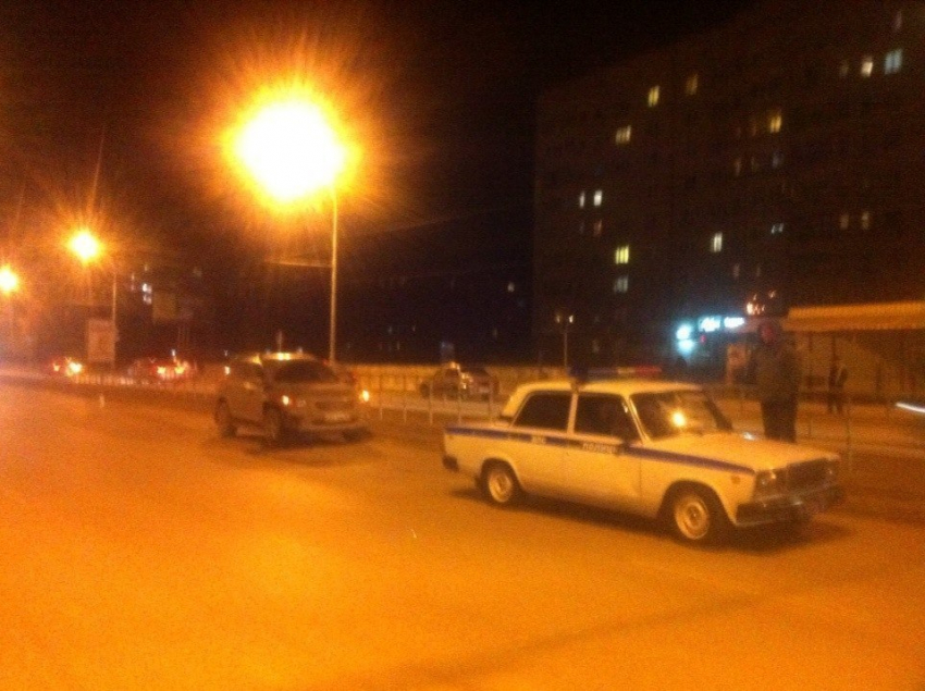 В Волгодонске в результате ДТП на Строителей «Тойота» чудом не влетела в разделительное ограждение