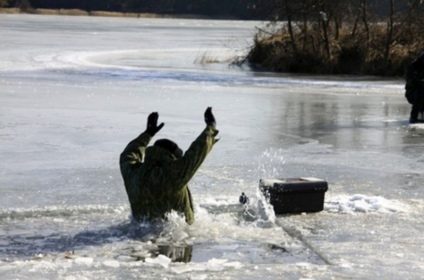 52-летний волгодонец провалился под лед на Сухосоленовской балке