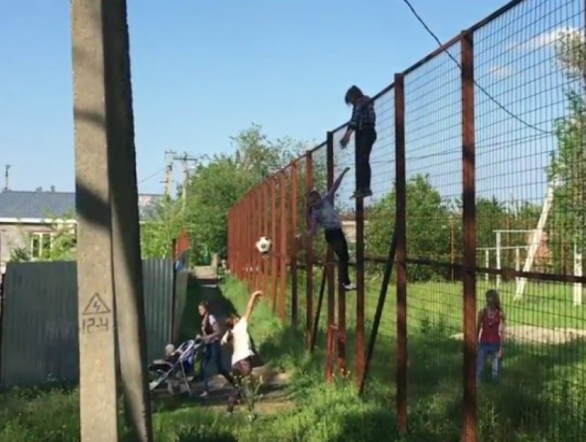 Четыре девочки из Волгодонска перелезли через четырехметровый забор ради футбола
