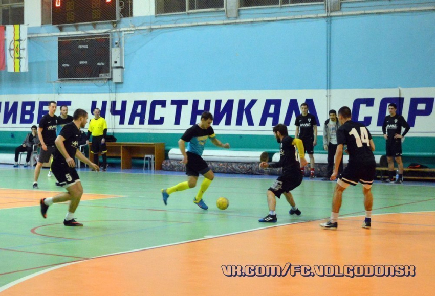Команда из Зимовников продолжает лидировать в чемпионате Волгодонска по мини-футболу