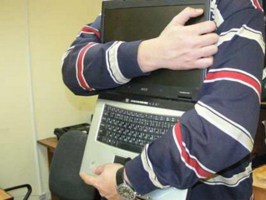 Парень из Волгодонска ночью украл ноутбук в магазине сумок