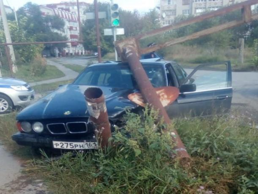 Железный столб рухнул на «БМВ» после мощного столкновения с «Тойотой» в Волгодонске 