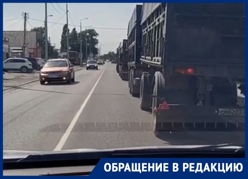 Дальнобойщики перекрывают движение в районе станицы Красноярской, отовариваясь в магазинах