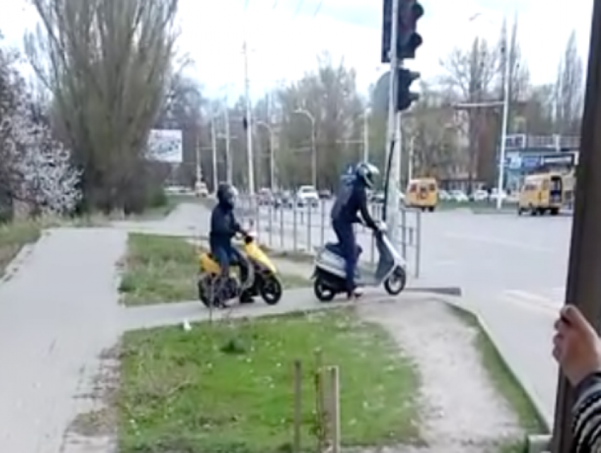 Волгодончанка сняла на видео скутеристов, гоняющих по пешеходным дорожкам