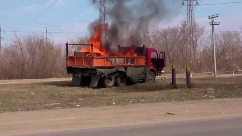 В Мартыновском районе больше часа не могли  потушить загоревшийся КамАЗ