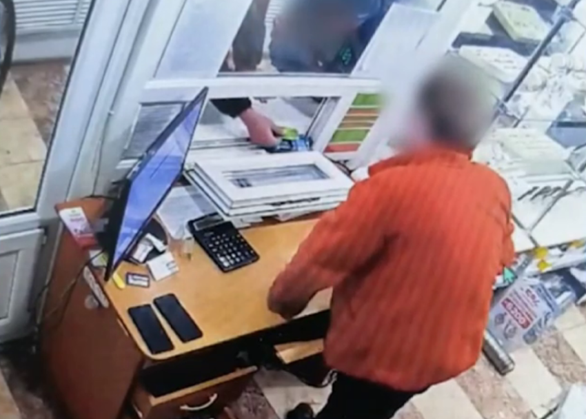 Нашел банковскую карту, побежал все тратить в ломбард и сразу же засветился на камеру: вора-рецидивиста задержали в Волгодонске 