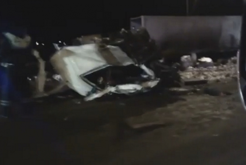 Последствия страшного столкновения двух фур на автодороге Ольгинская-Волгодонск попали на видео