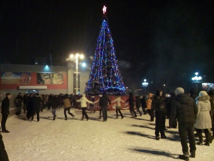 Новый год волгодонцы встретили хороводами вокруг елки под руководством  Деда Мороза