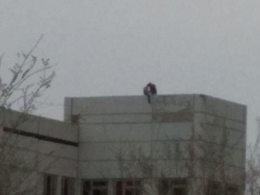 Подростки опасно свесили ноги с крыши недостроенной больницы на Гагарина