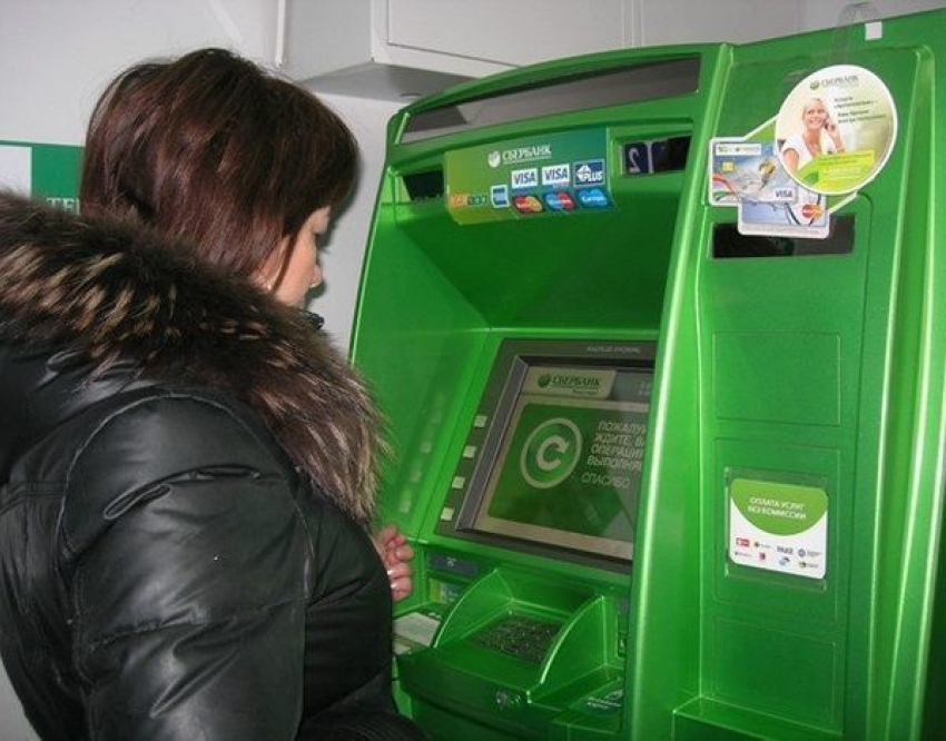 Сбербанк не собирается ограничивать  выдачу наличных через банкоматы