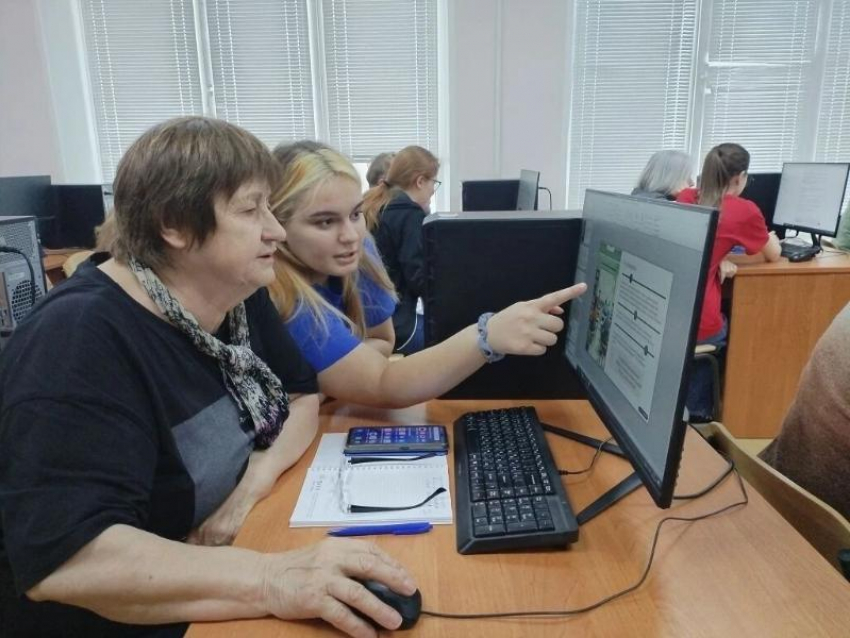 Разговаривать с нейросетями учат пенсионеров Волгодонска