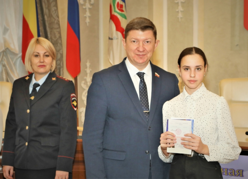 Сергей Ладанов и Наталья Польшкова вручили 20 юным волгодонцам их первые паспорта