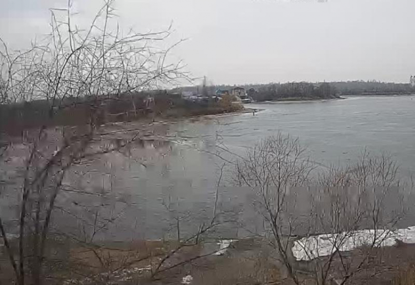 Двое рыбаков провалились под лед в Волгодонске 
