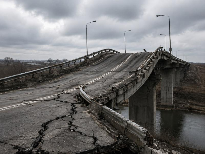 Потрескавшийся мост с гнутыми перилами на трассе Цимлянск – Суровикино ждет экстренный ремонт