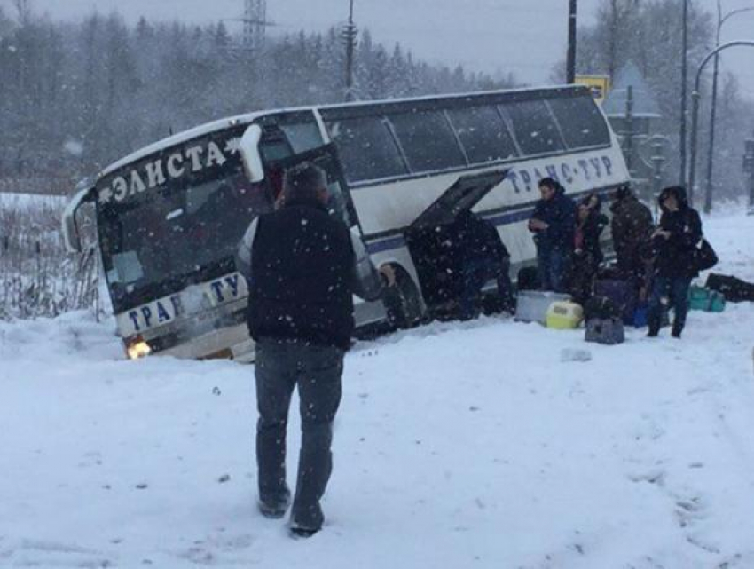 Рейсовый автобус «Волгодонск-Санкт-Петербург» вылетел в кювет на трассе М-4 «Дон»