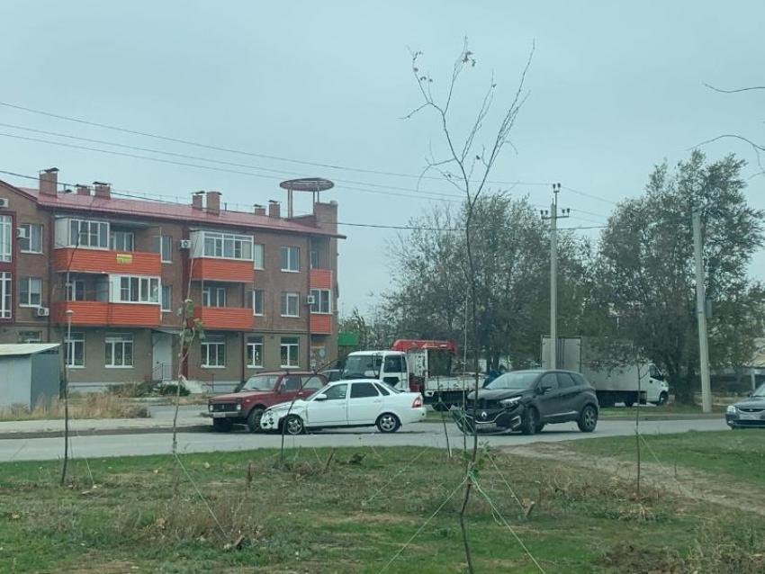 «Рено Каптур» и «Приора» столкнулись недалеко от «Восточного базара» в Волгодонске 